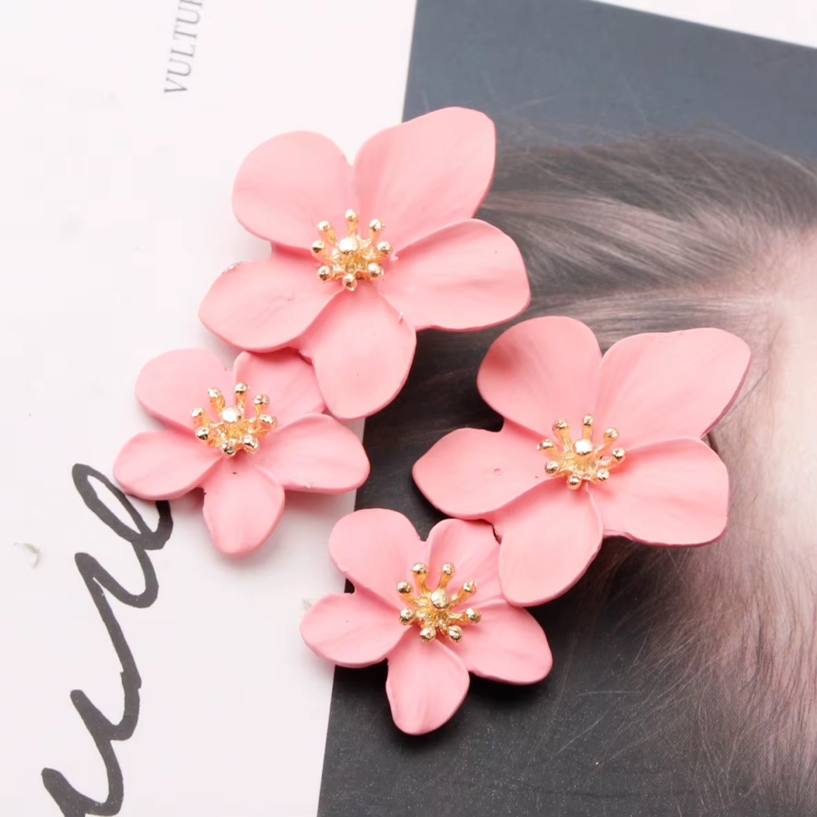 Aros colgantes Doble Flor Rosa Claro. - Imagen 2