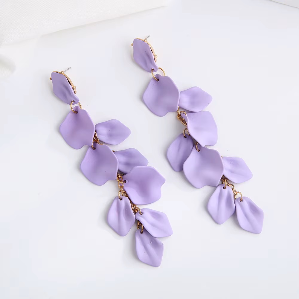 Aros Flor Larga Pétalos Acrílico Morado Pastel.